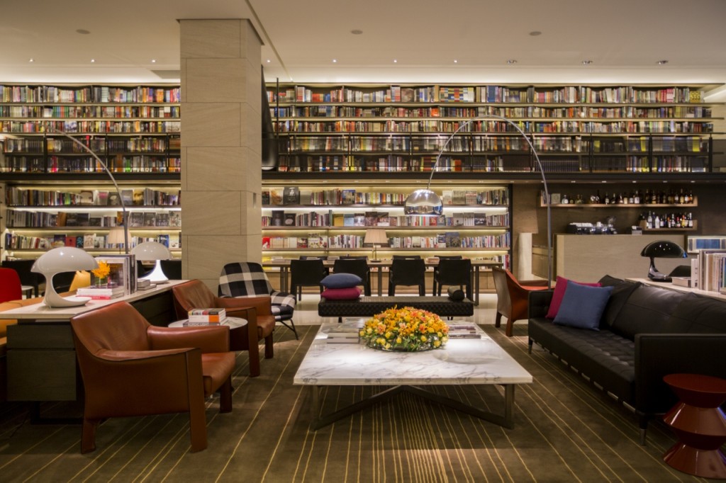 【誠品行旅】The Lounge大廳書坊擁有5千冊大片書牆，為孕育創作靈感與人際交流共享基地